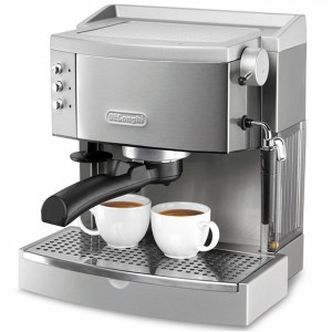 La cafetera DeLonghi EC 700 sirve para las capsulas y para cualquier café molido que gustemos.