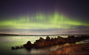 Aurora boreal durante una rara acalmada en el Pentland Firt, que separa las Orcadas del resto de Escocia. Foto de Stewart Watt.